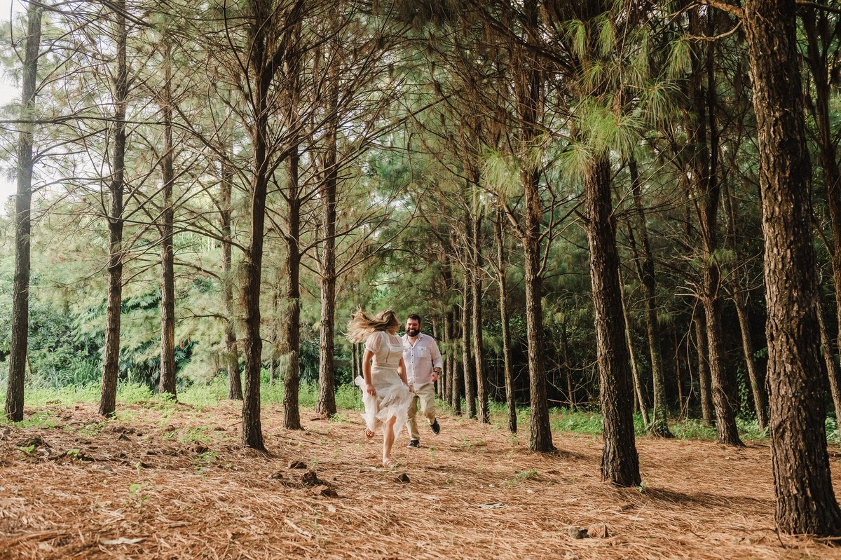 Noivo correndo atrás da noiva