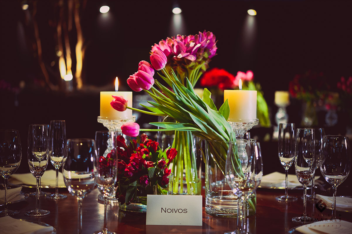 Tulipas em composição com as velas.