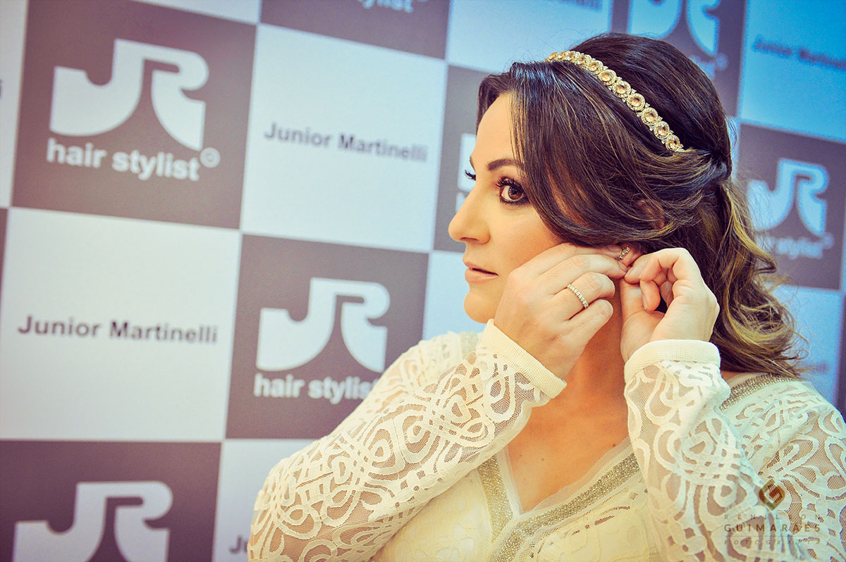 A noiva colocando o brinco