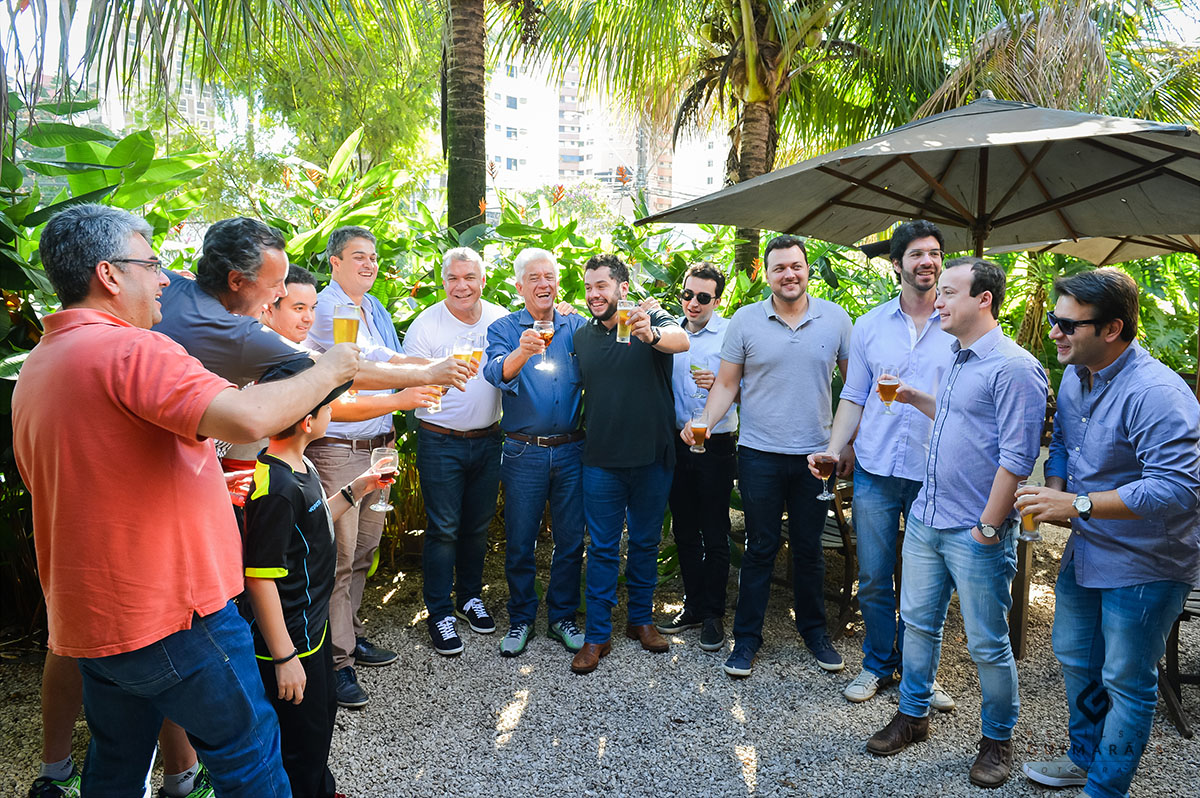 O brinde com os padrinhos do noivo Beto