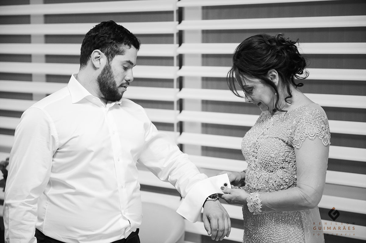 A delicadeza da mãe do noivo, o cuidado especial.