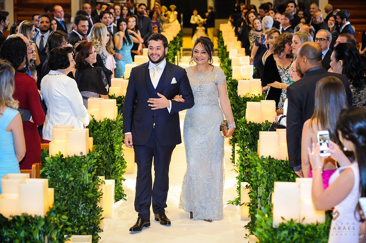 entrada do noiva na igreja