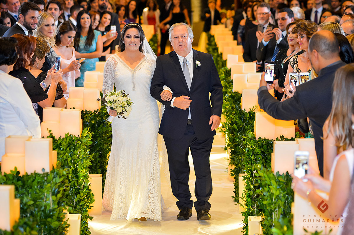 A noiva entrando na igreja Mãe da Divina Providência