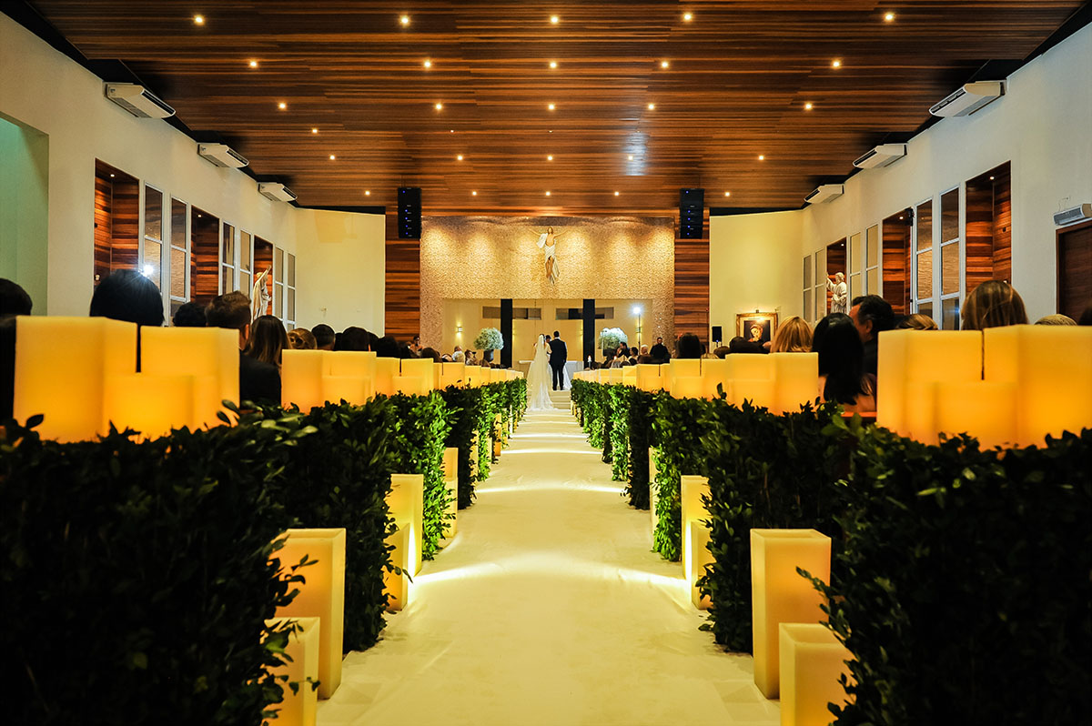 As velas dão um charme ao corredor da igreja