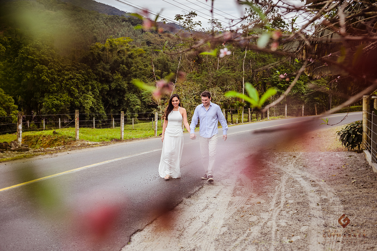 pré-wedding - noivos andando na estrada bonita