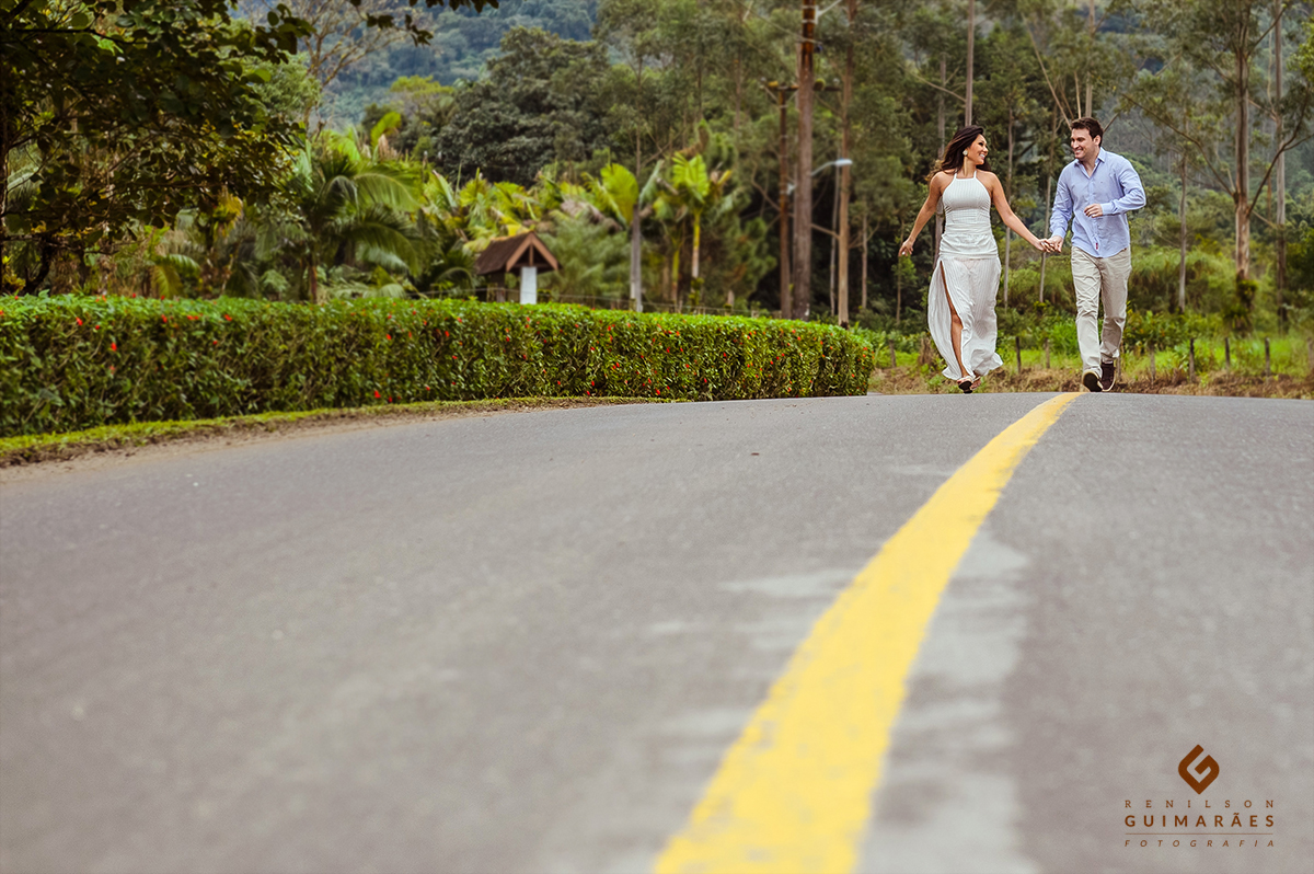 Os noivos correndo na Estrada Bonita - SC