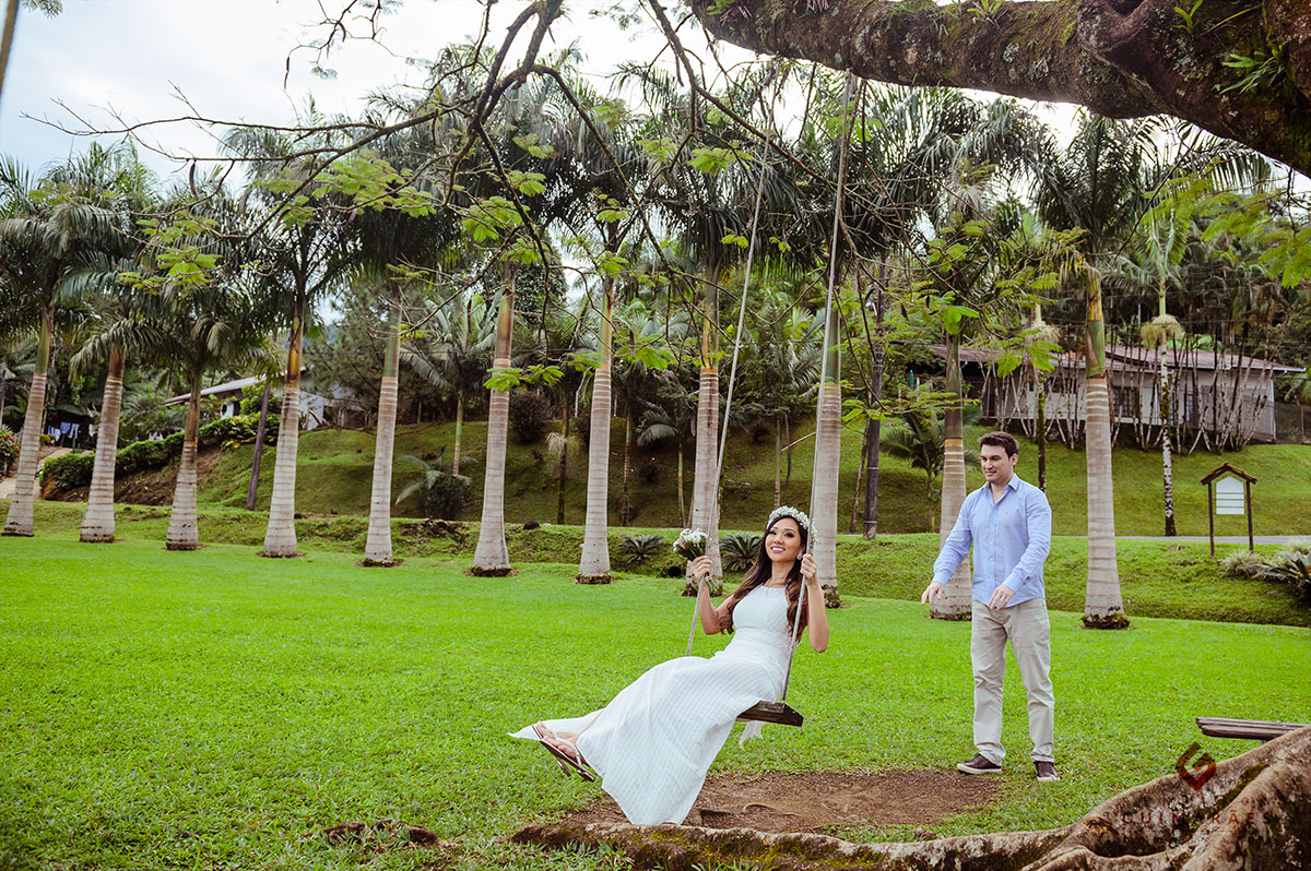 O noivo balançando a noiva Lilian