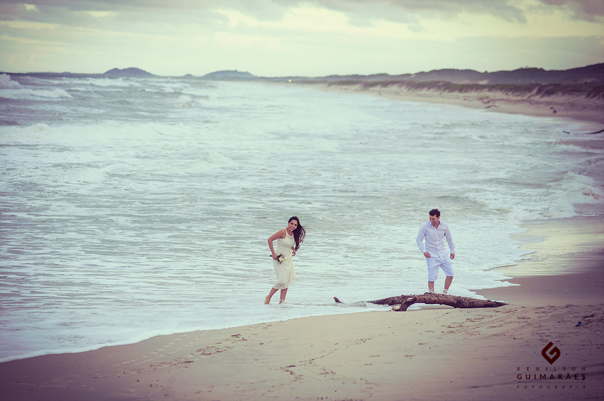 Ensaio na praia de Enseada São Chico - noivos brincado na praia