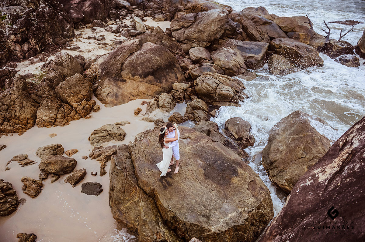 Ensaio na praia de Enseada São Chico- noivos nas pedras