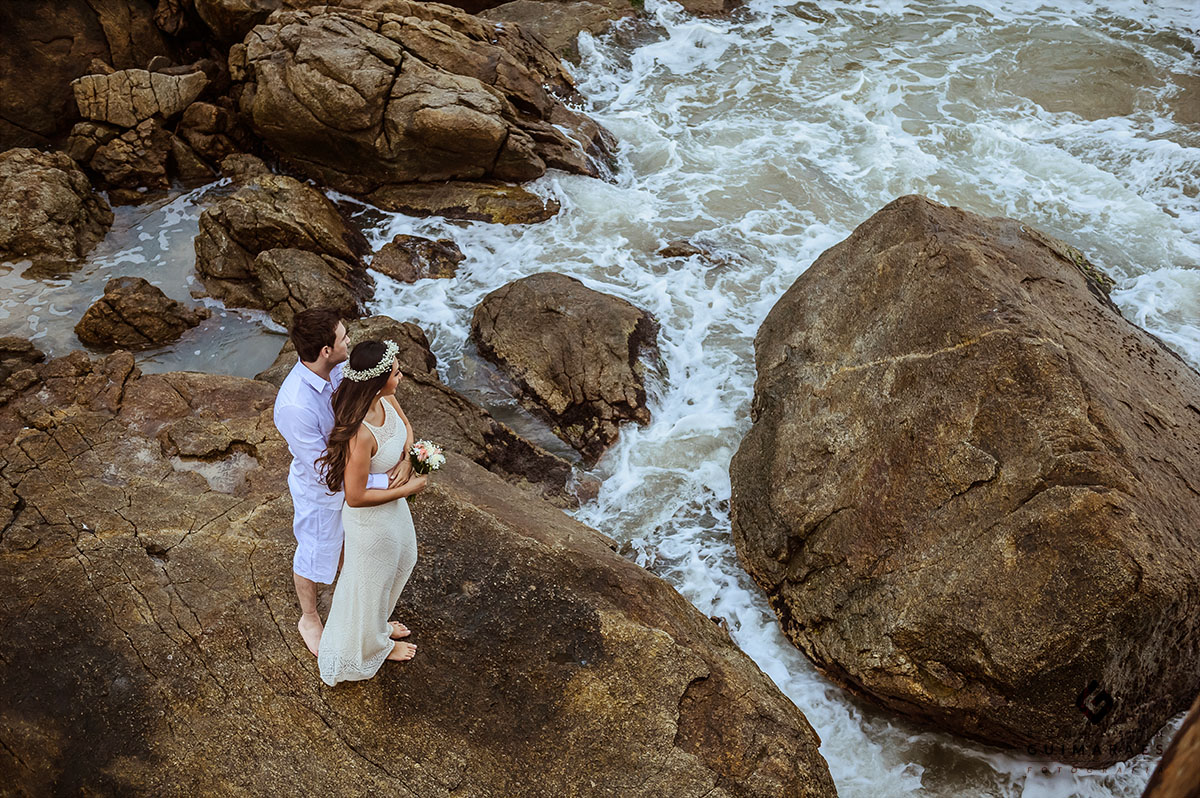 Ensaio na praia de Enseada São Chico- noivos nas pedras