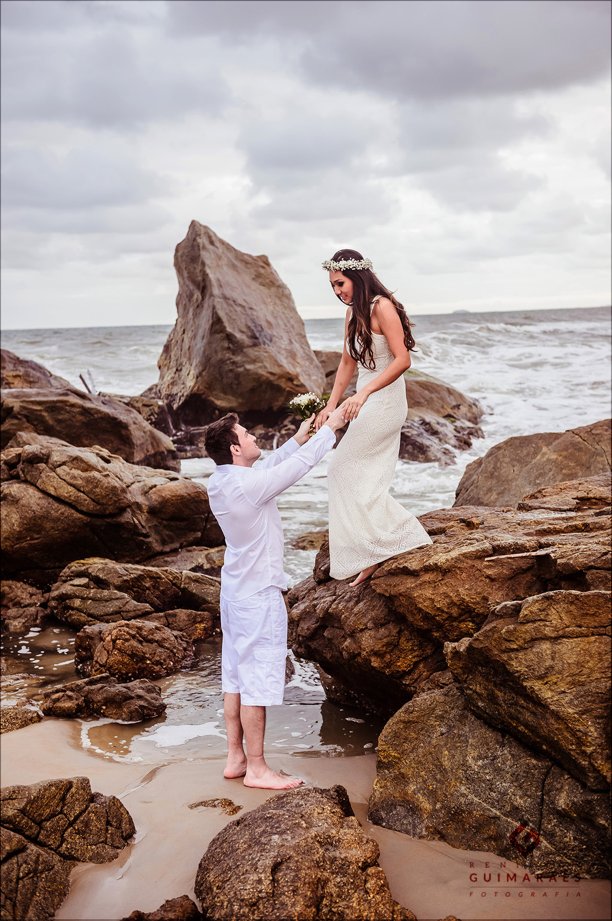 Ensaio na praia de Enseada São Chico- noivos nas pedras