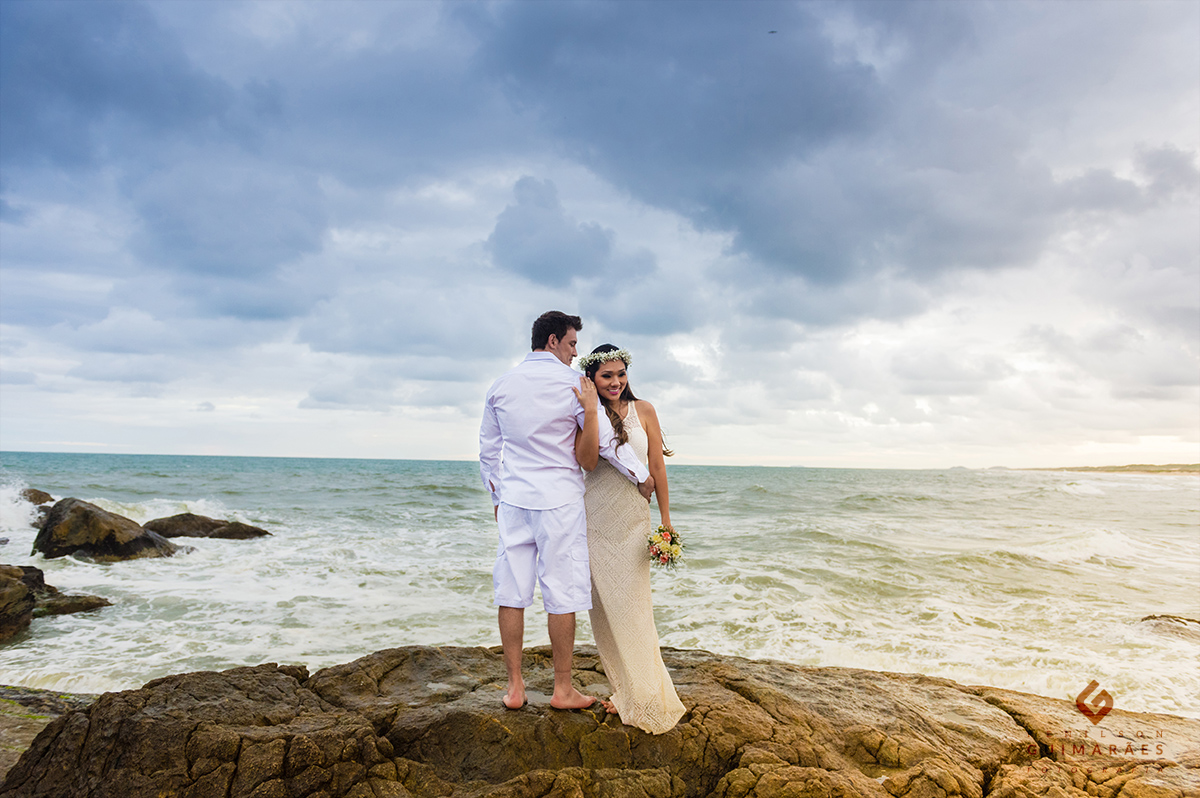 Ensaio na praia de Enseada São Chico- noivos nas pedras