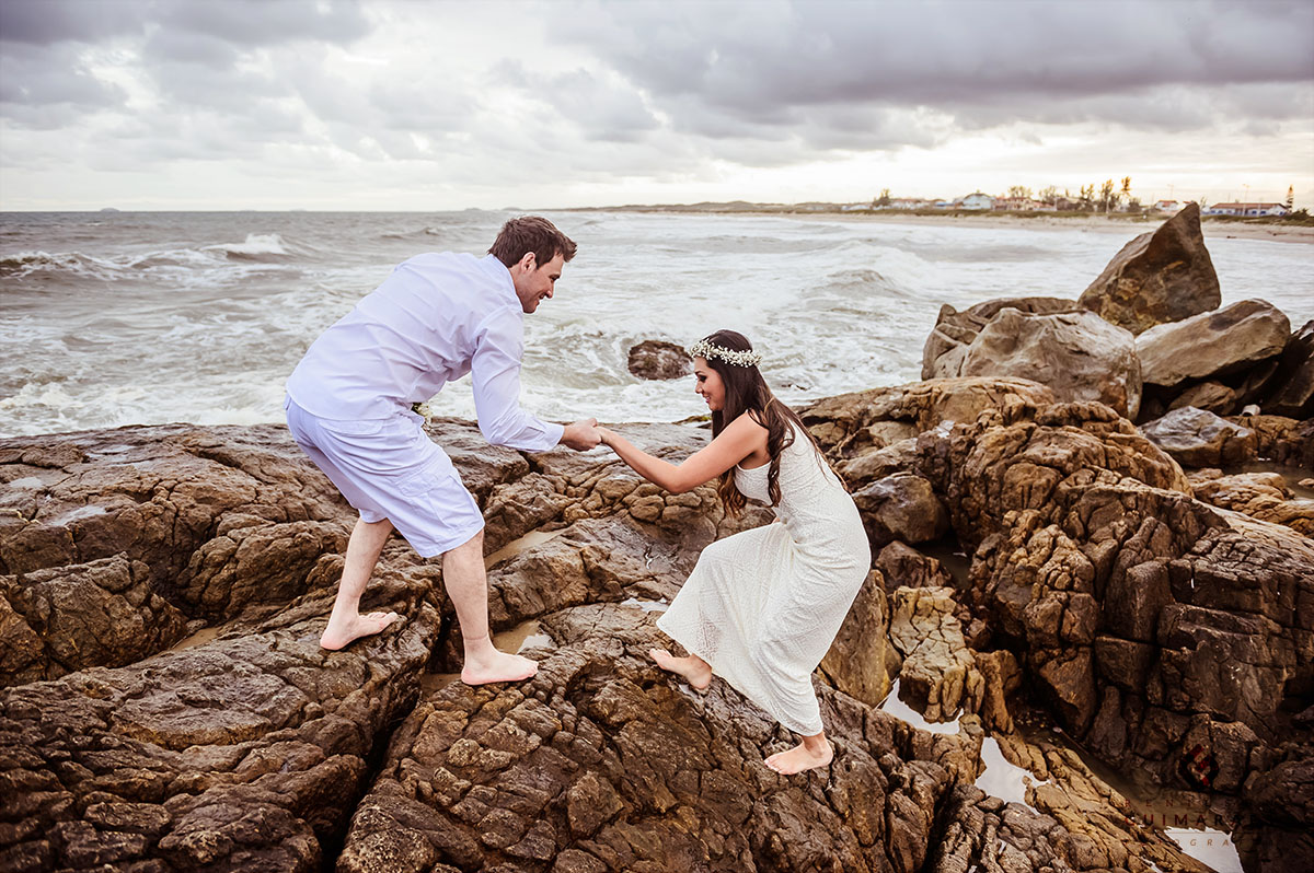 Ensaio na praia de Enseada São Chico- noivos nas pedras