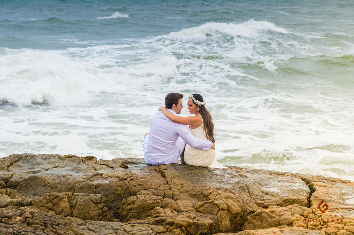 Ensaio na praia de Enseada São Chico- noivos nas pedras