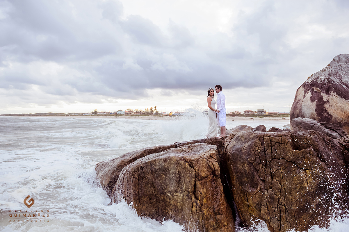 Ensaio na praia de Enseada São Chico- noivos nas pedras