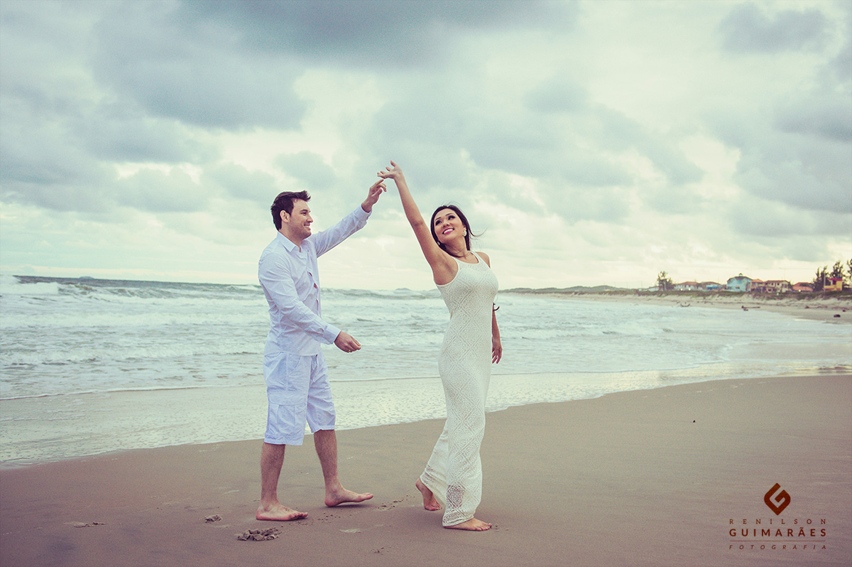 Ensaio na praia de Enseada São Chico - noivos brincado na praia