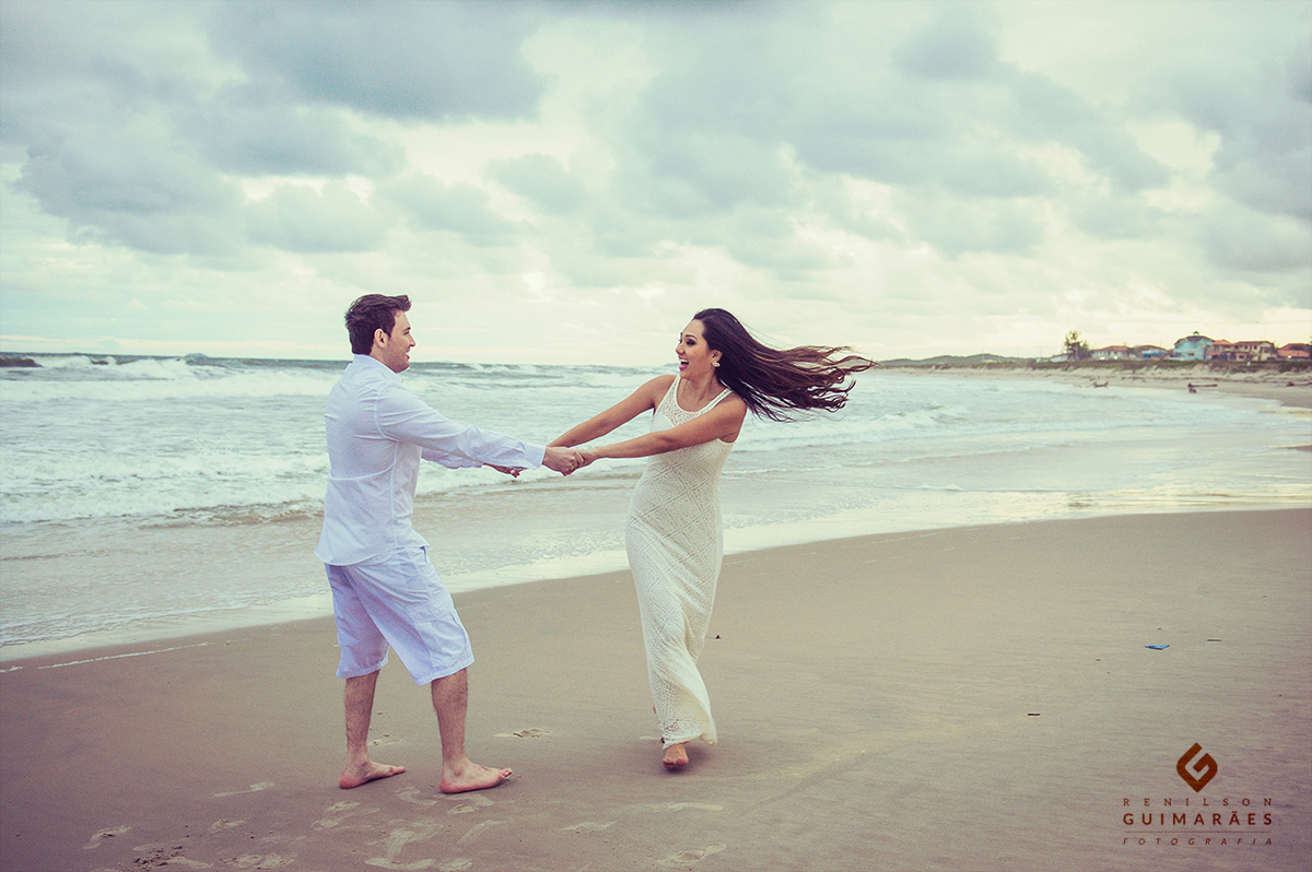 Ensaio na praia de Enseada São Chico - noivos brincado na praia