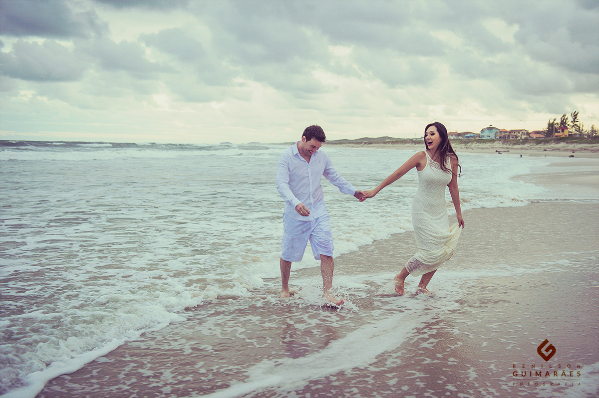 Ensaio na praia de Enseada São Chico - noivos brincado na praia