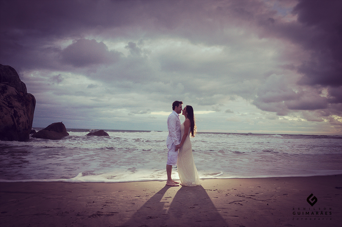 Linda foto dos noivos diante do mar - praia de Enseada