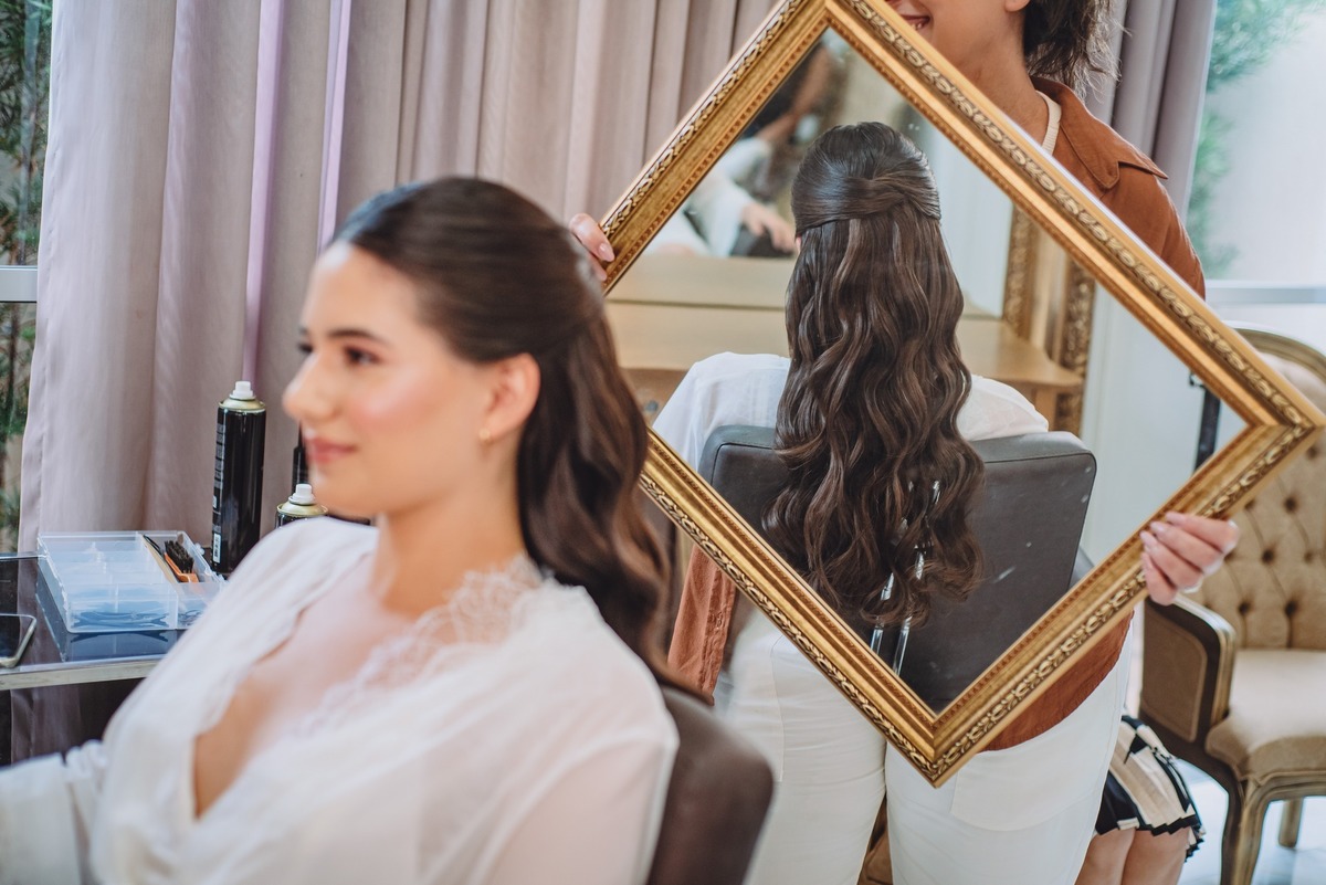 Noiva vendo o penteado pelo espelho