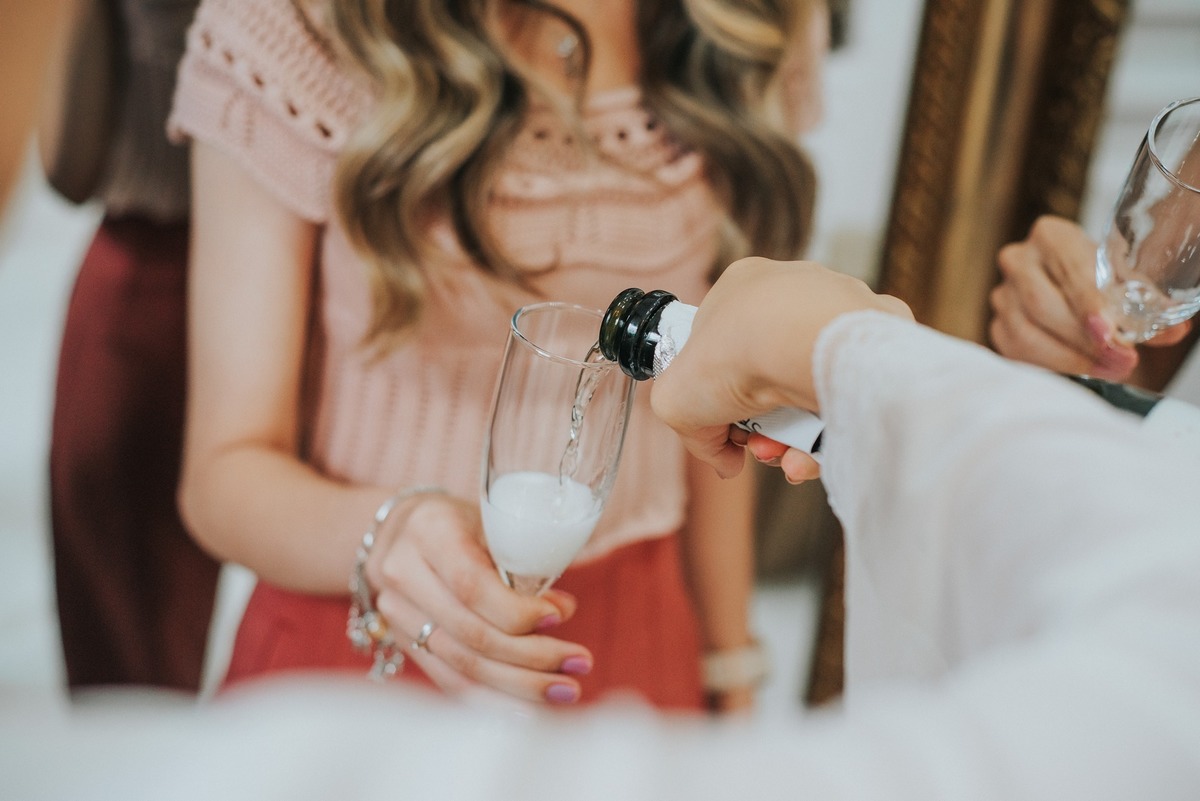 Noiva enchendo a taça da madrinha