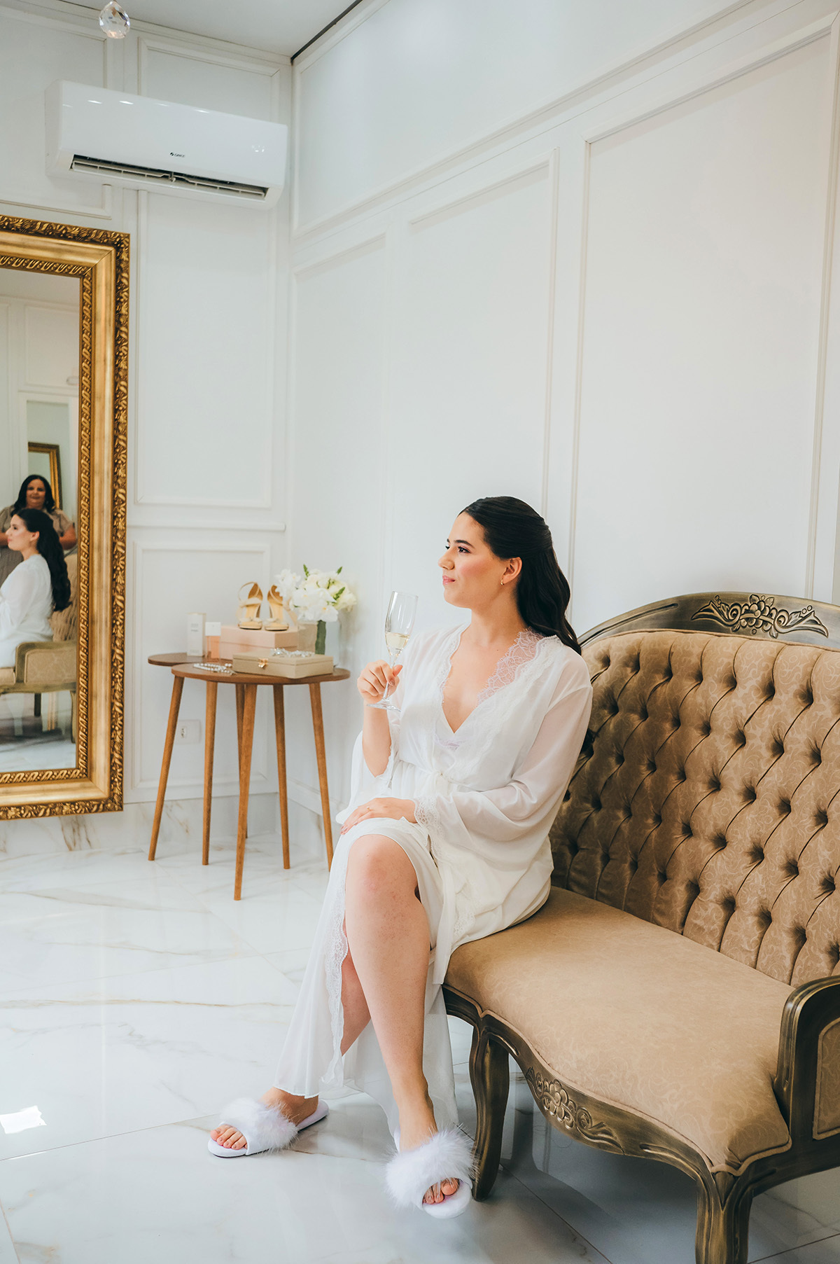Noiva sentada segurando a taça de espumante