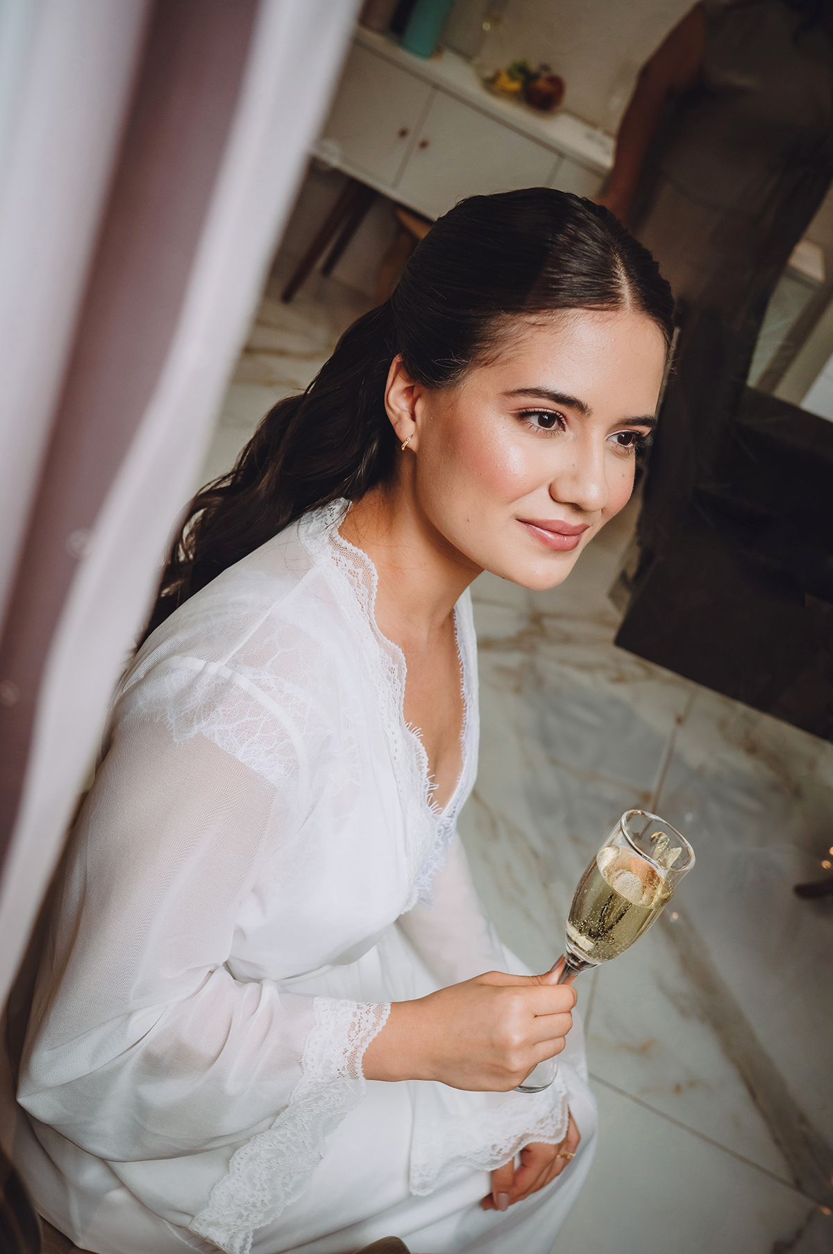 Noiva sentada olhando pela janela