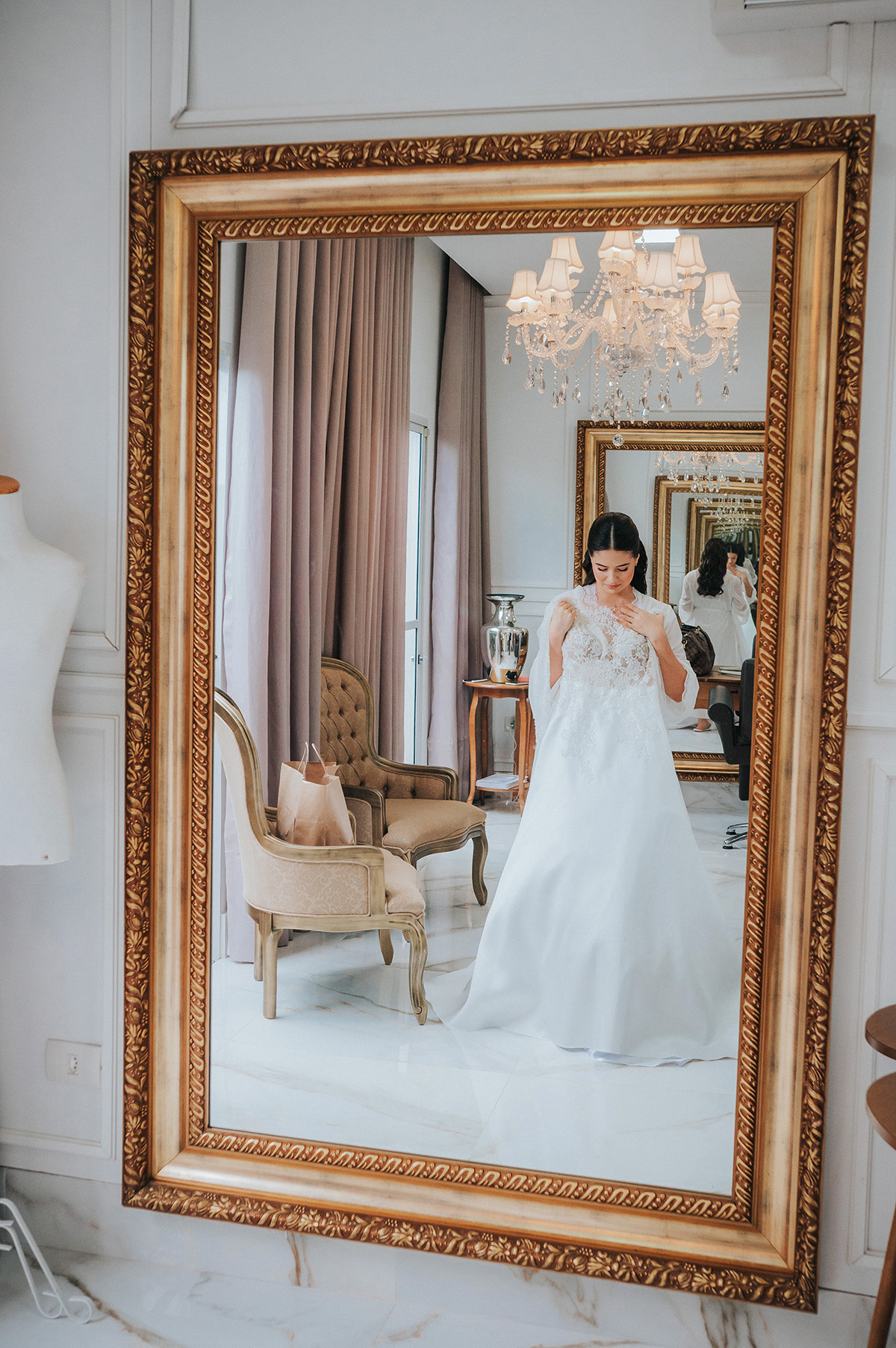 Noiva Marisa segurando o vestido 