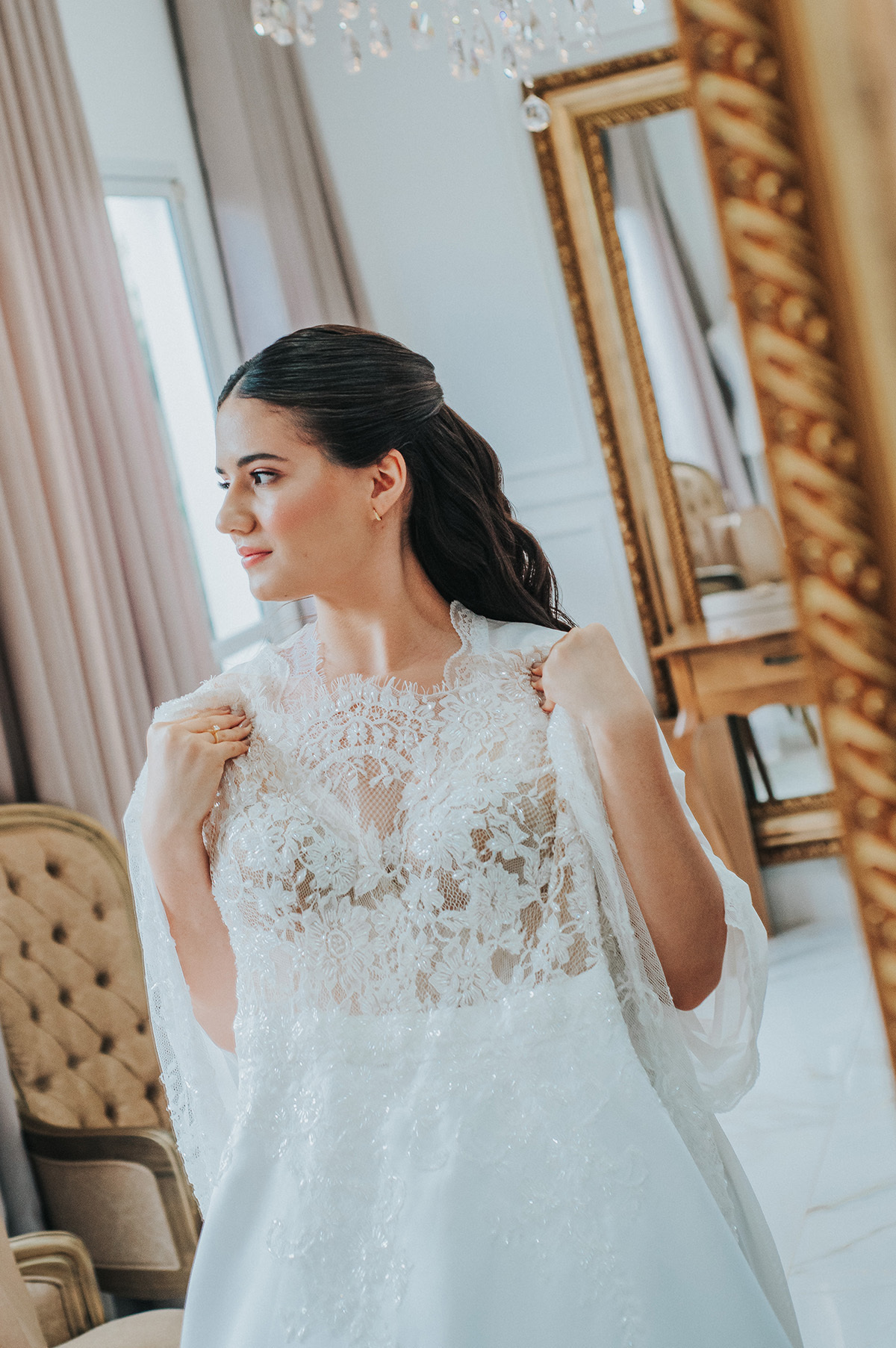 Noiva com o vestido na mão