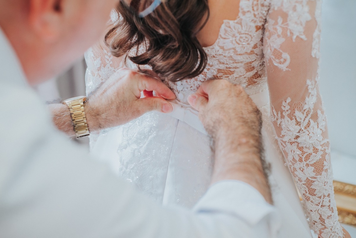 Fechando o vestido da noiva