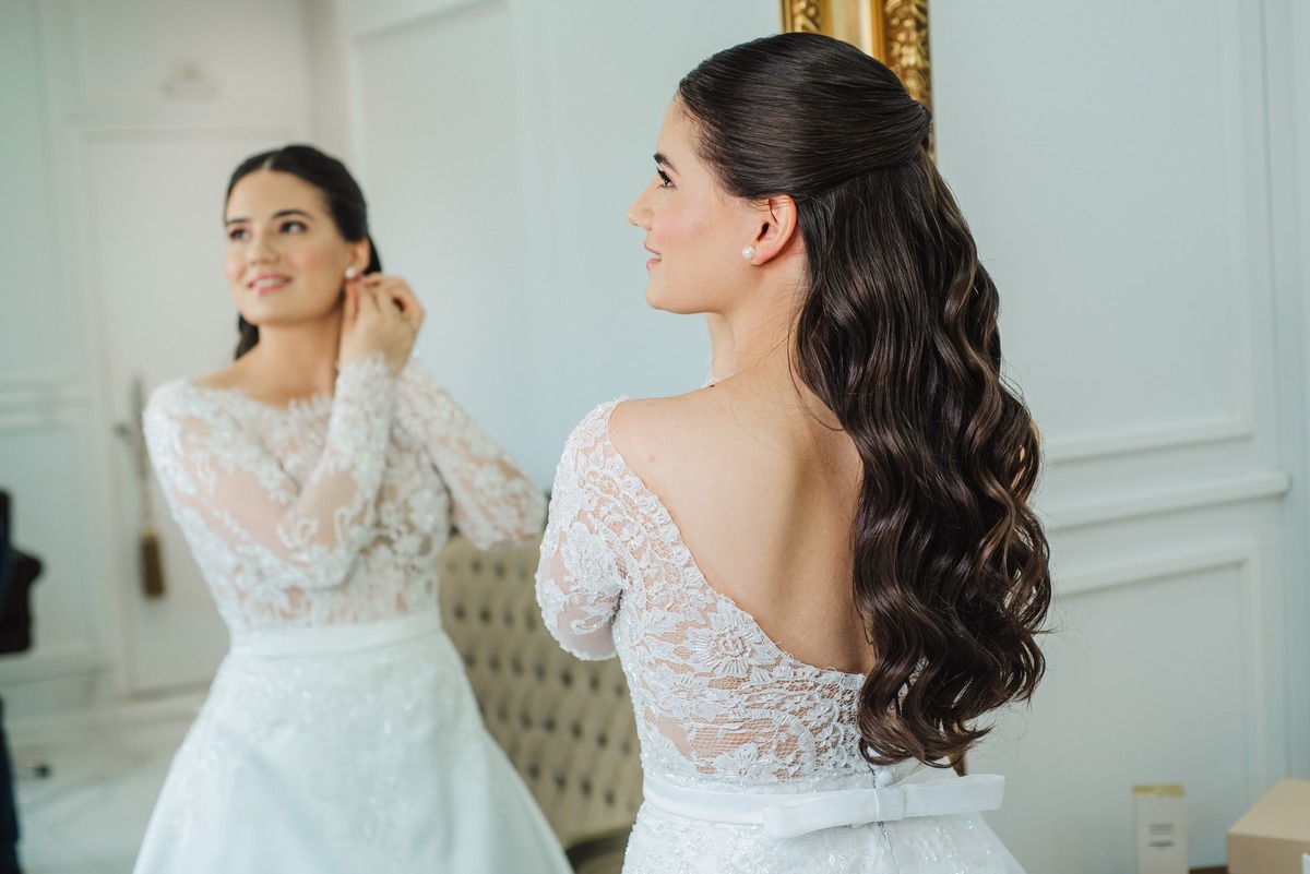 Noiva colocando o brinco