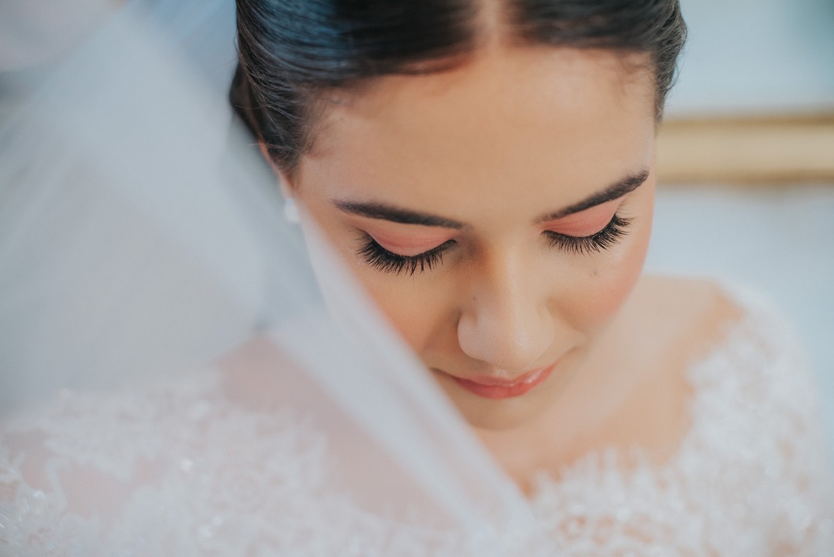 Destalhe da maquigem e o véu da noiva