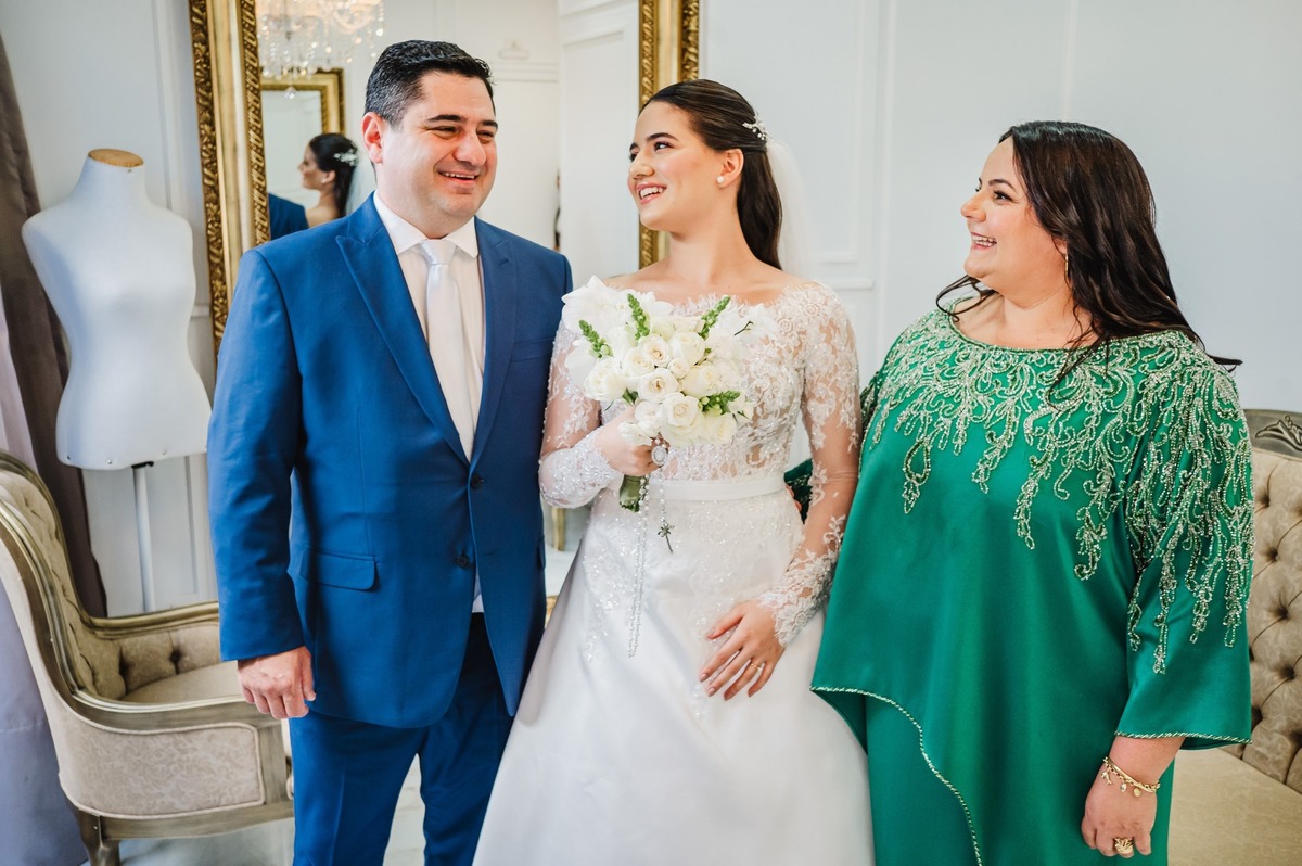 o pai e a mãe junto com a noiva no making of