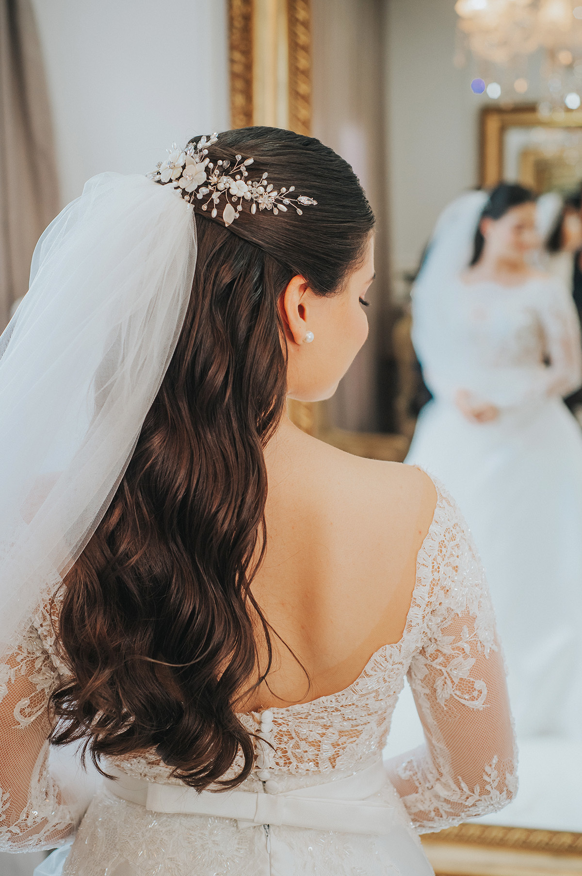 Detalhe da noiva de costas