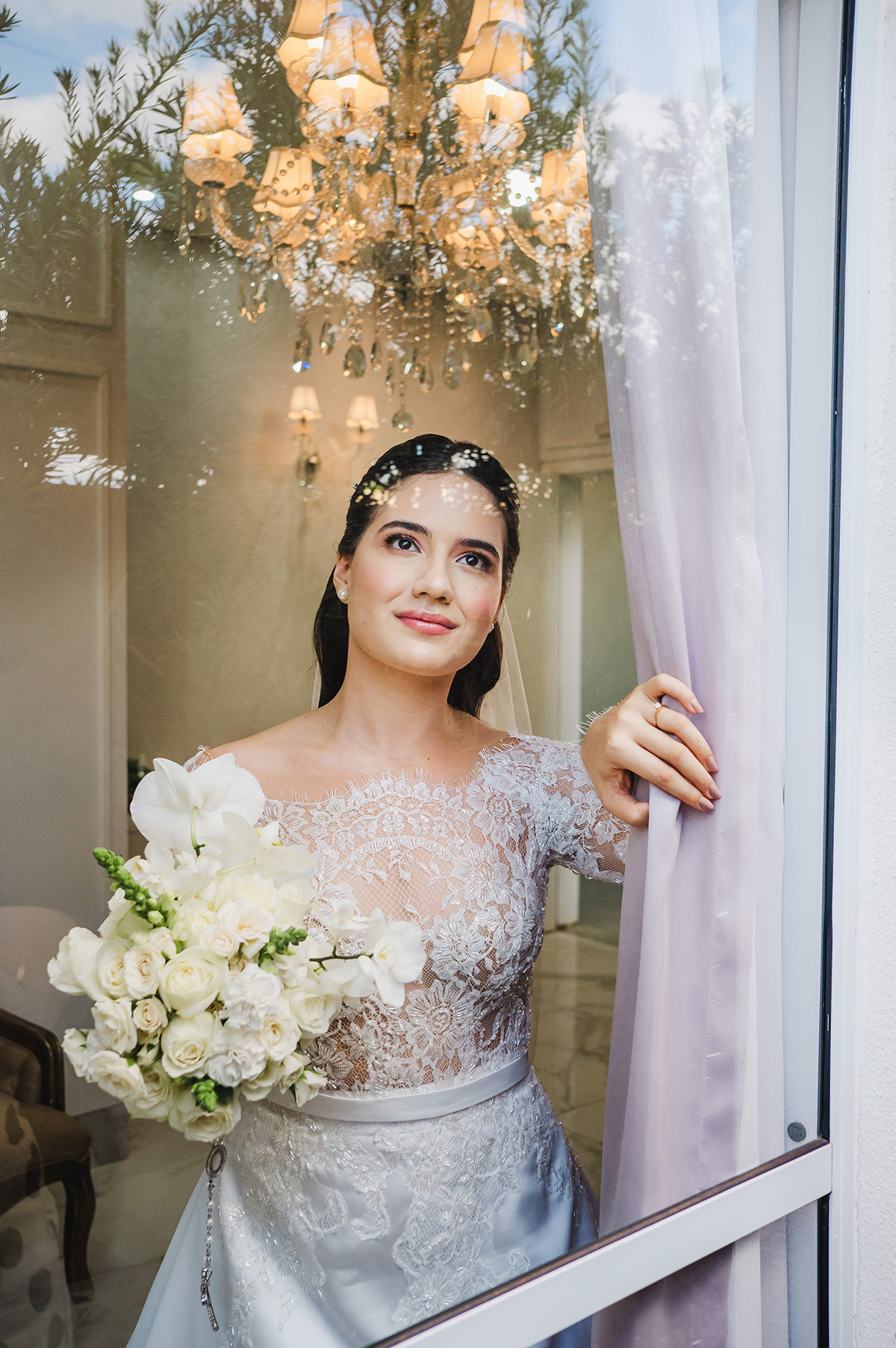 Noiva pronta olhando pela janela