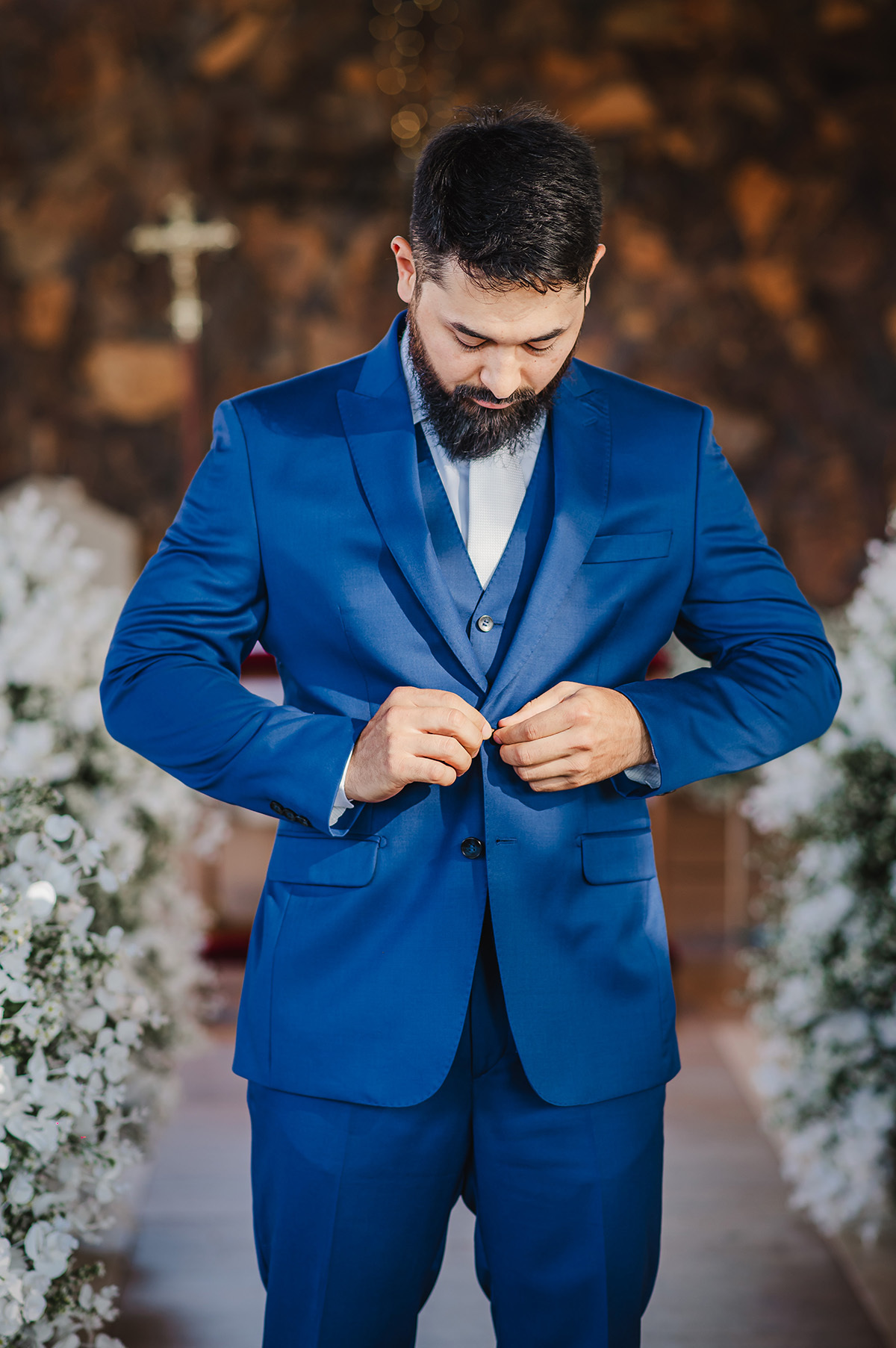 Noivo abotoando o botão do terno