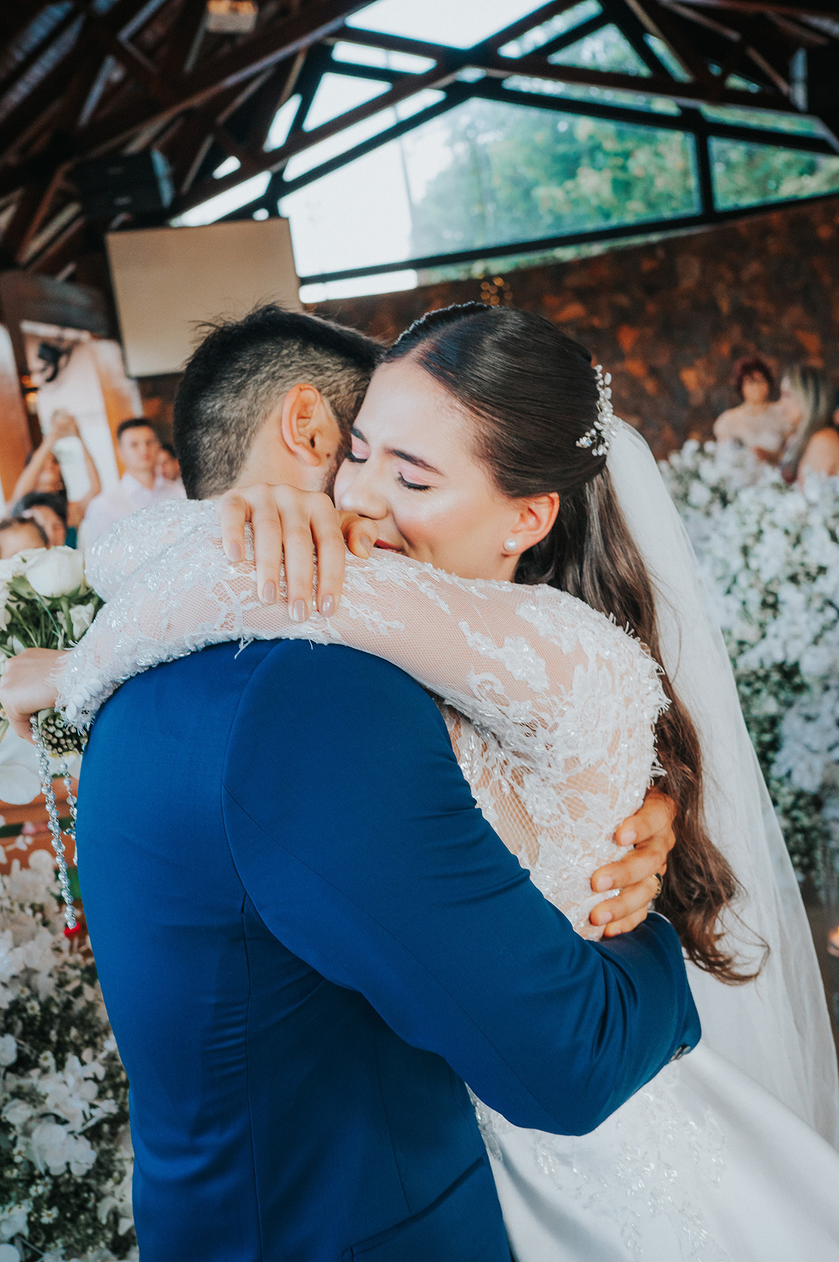 noiva abraçando o noivo apó a cerimônia religiosa