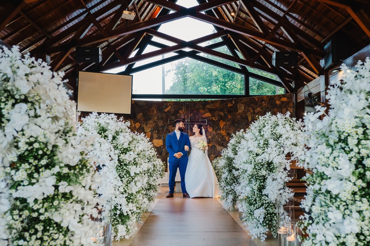 Fotos dos noivos no meio do corredor