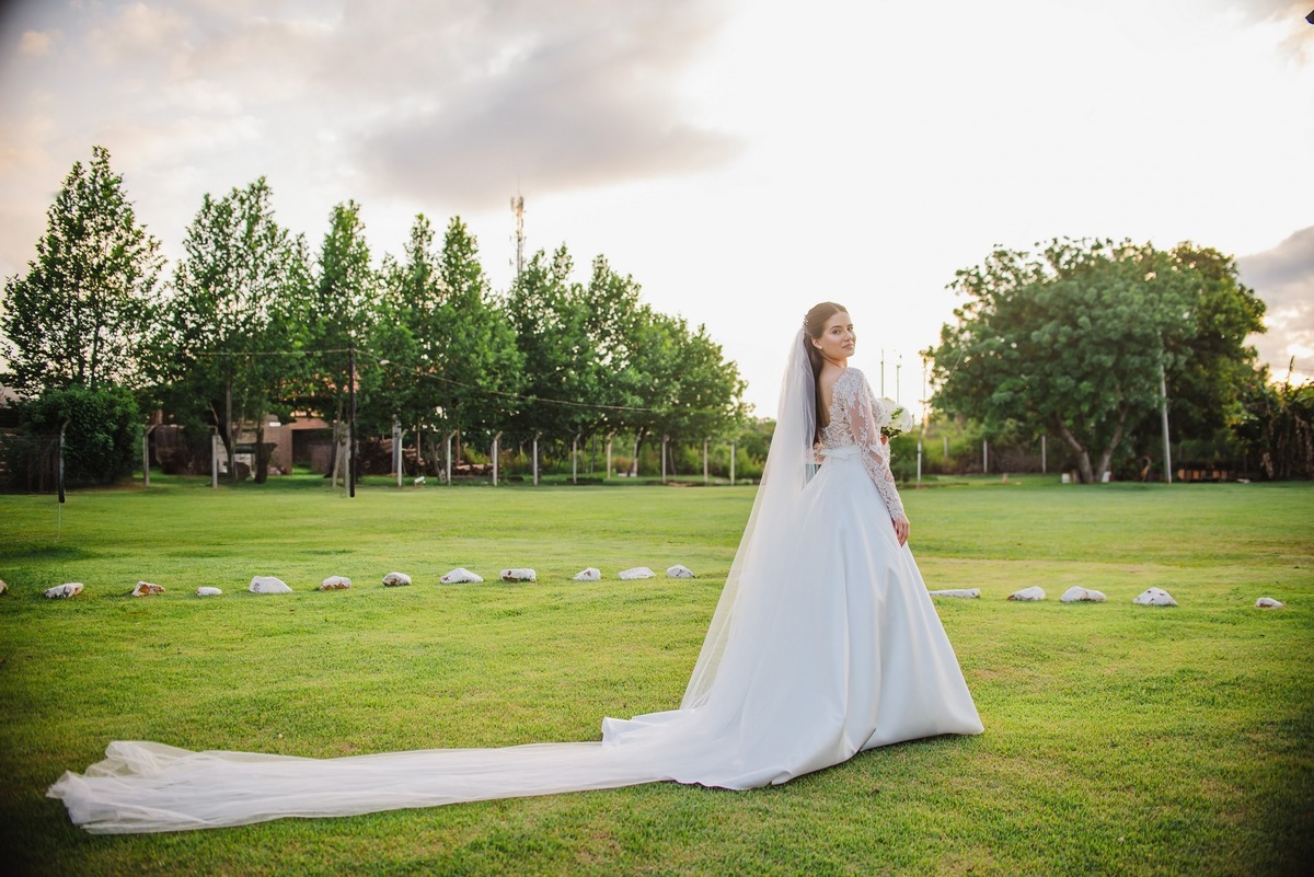 Noiva no meio do gramado
