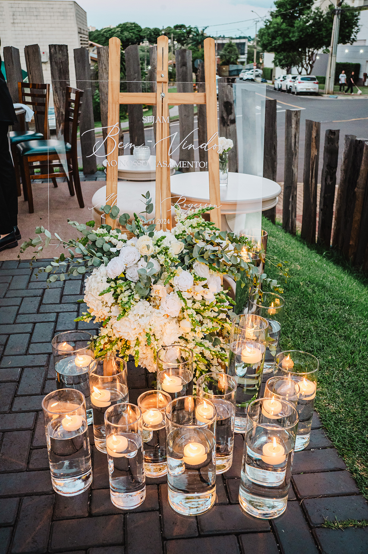 Velas e flroes na entrada da festa