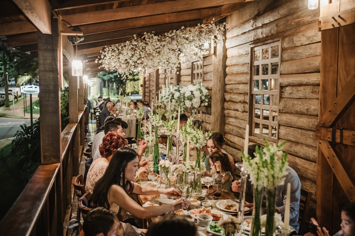 Foto dos convidados na mesa de jantar