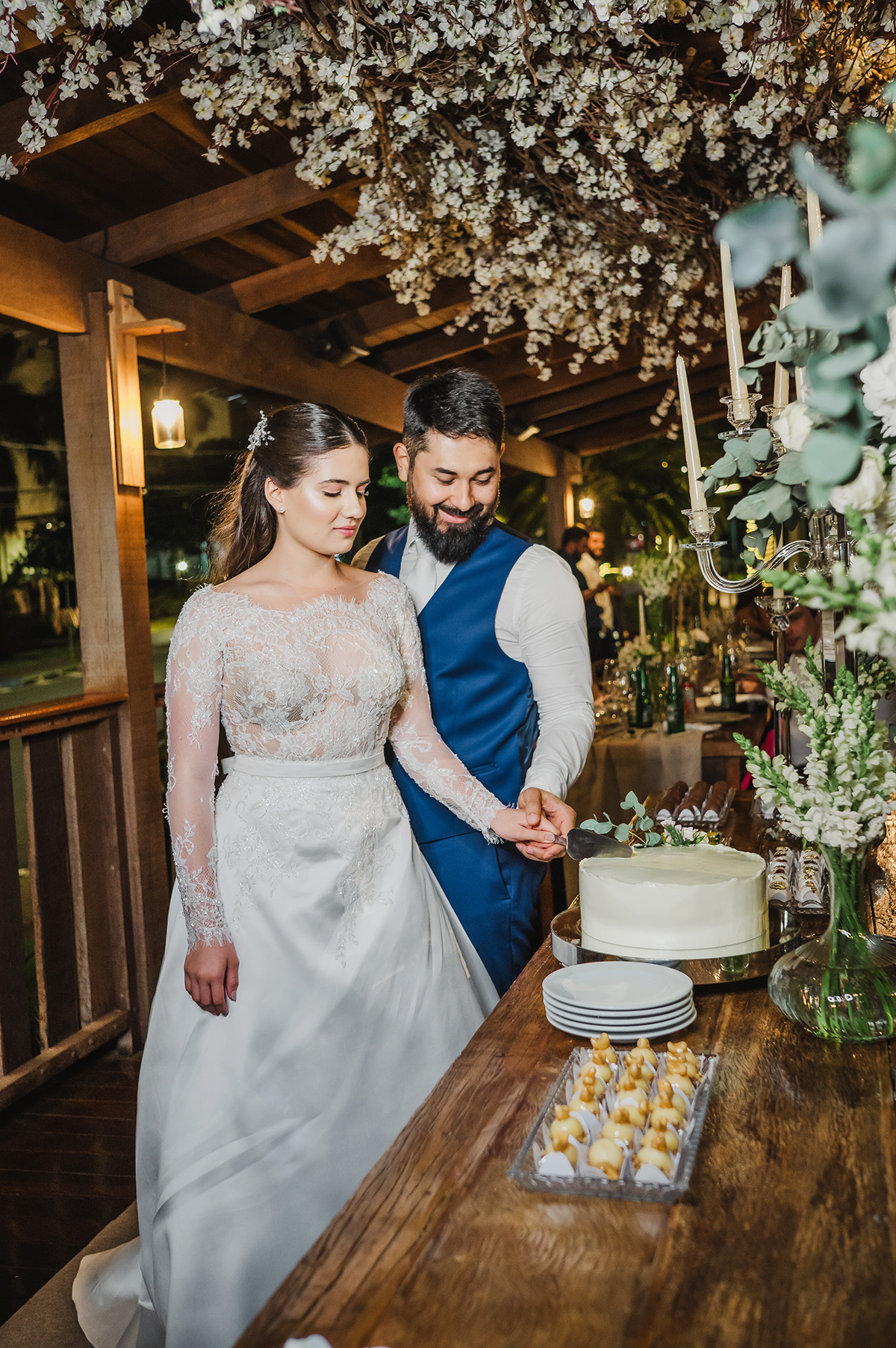 Noivos cortando o bolo