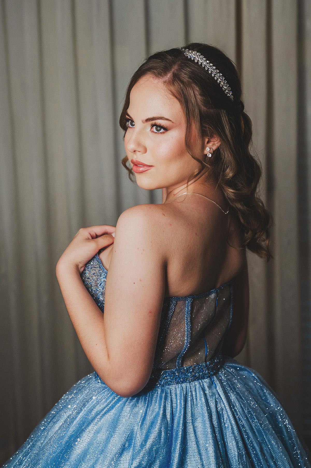 Pose da debutante para as fotos no making of 