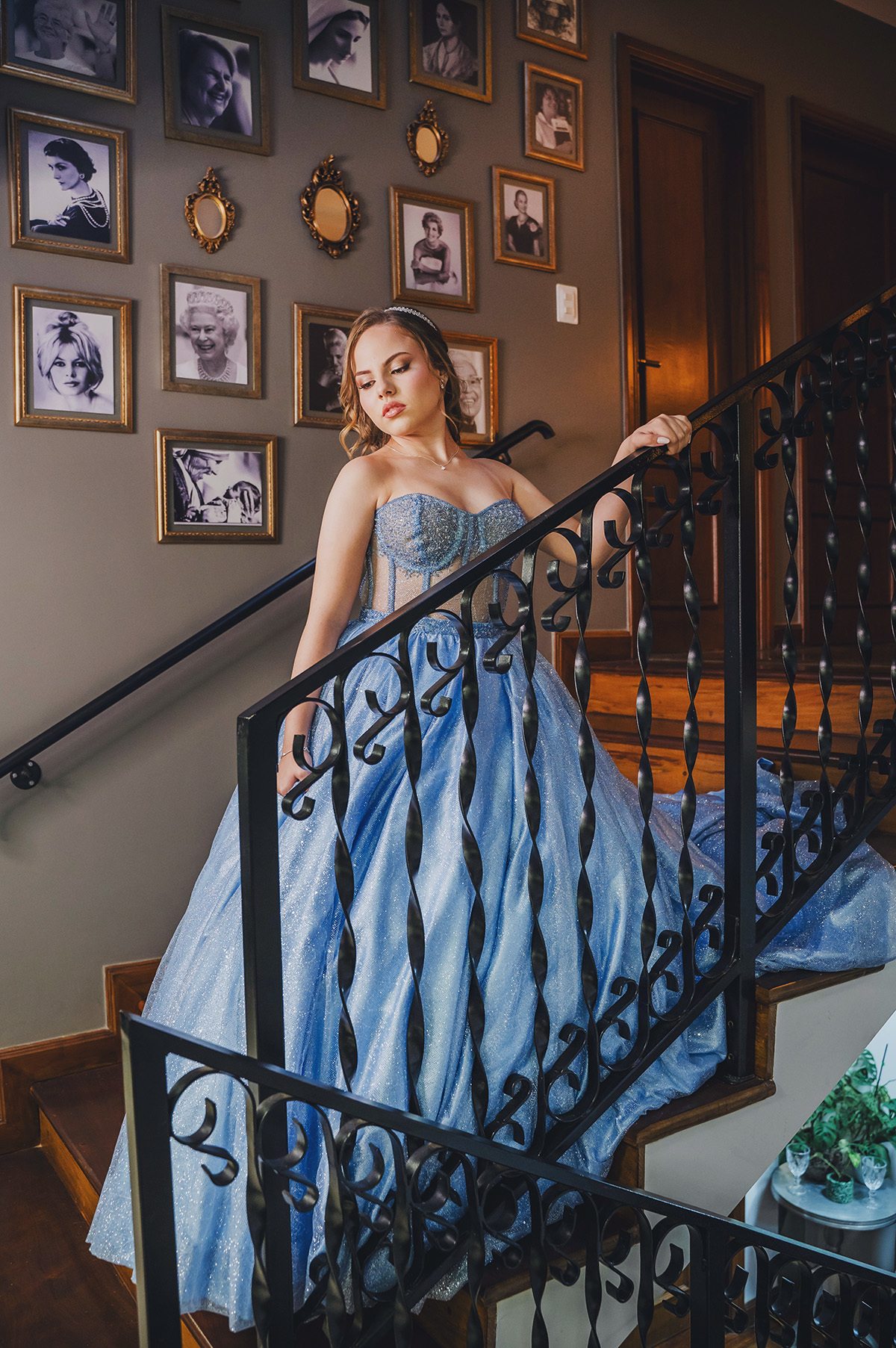 Foto na escada do salão de beleza Rococó
