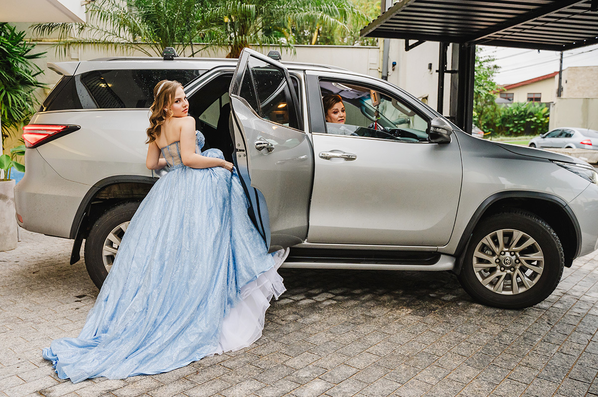 Debutante subindo no carro para ir para a festa