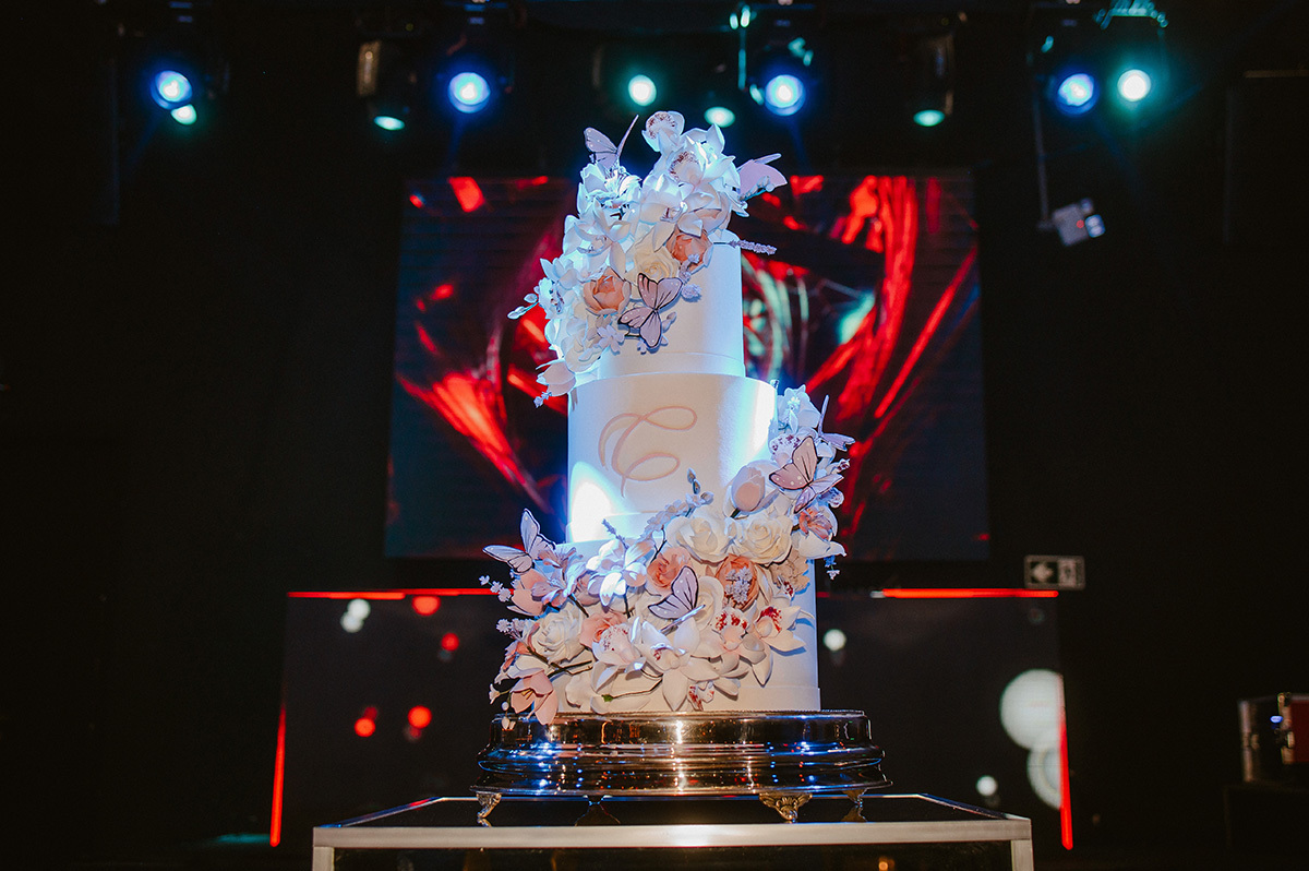 Bolo de 15 anos com luzes ao fundo