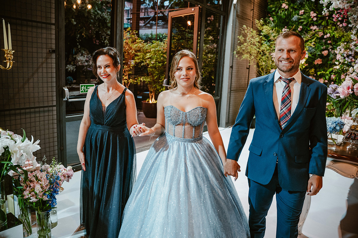 Debutante entrando com os pais no buffet Empório Loft