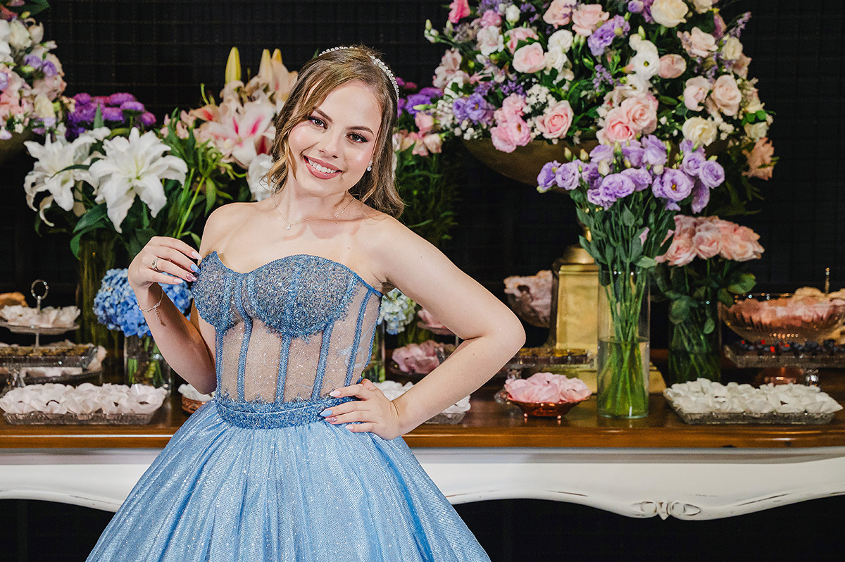 Foto de meio corpo da debutante sorrindo