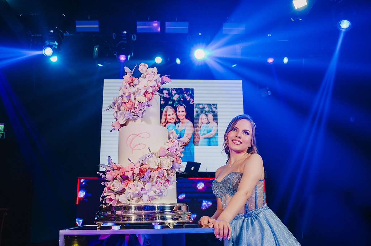 A debutante do lado do bolo de anivesário