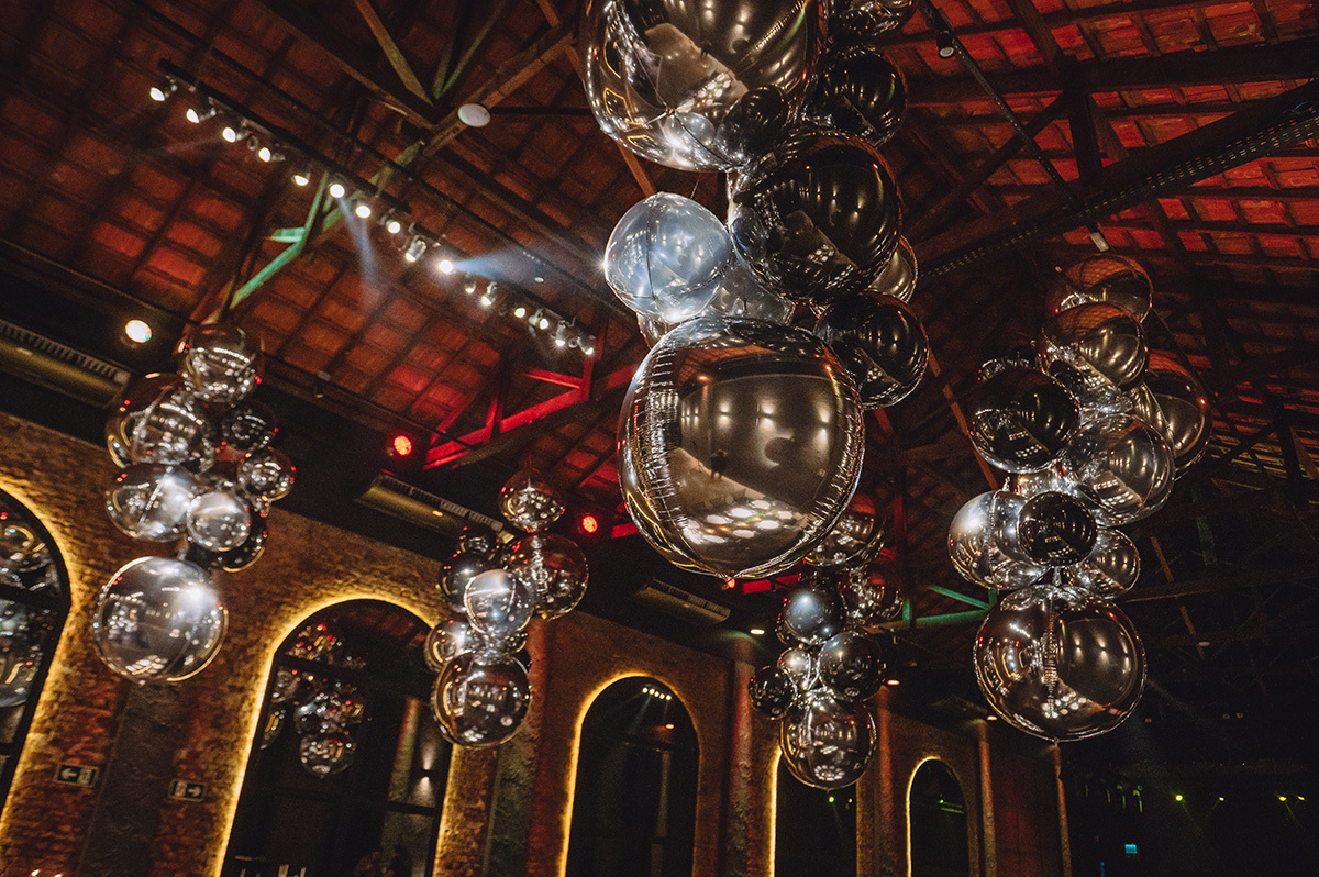 Balões de cor prateada, suspenso